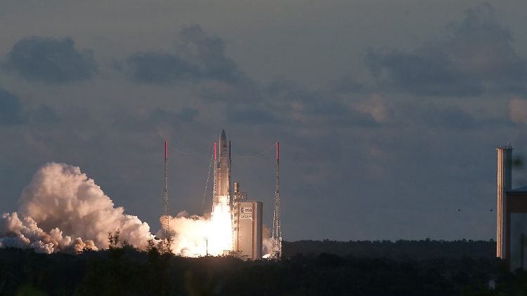 Start geglückt, die Ariane-5-Rakete hebt ab.
