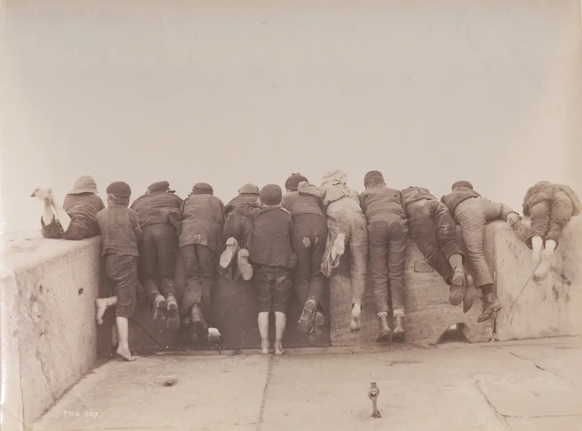 10-Frank-Meadow-Sutcliffe-Excitement-um-1888-Collection-FOTOGRAFIS-Bank-Austria-Kunstforum-Wien-copyright-Frank-Meadow-Sutcliffe-002