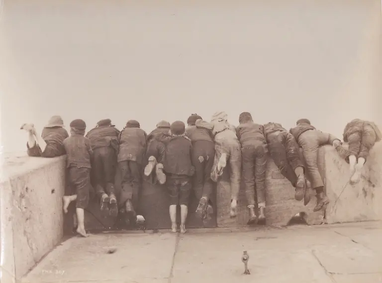 10-Frank-Meadow-Sutcliffe-Excitement-um-1888-Collection-FOTOGRAFIS-Bank-Austria-Kunstforum-Wien-copyright-Frank-Meadow-Sutcliffe-002