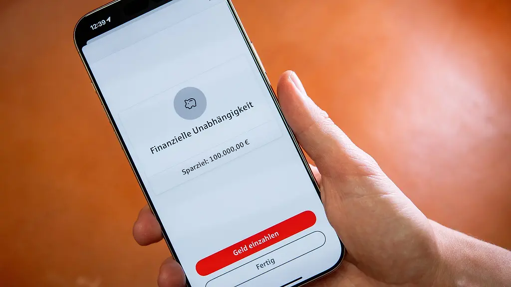 100-000-Euro-Als-Sparziel-ein-guter-Anfang-Um-sich-damit-dauerhaft-zur-Ruhe-zu-setzen-genuegt-der-Betrag-in-der-Regel-aber-nicht