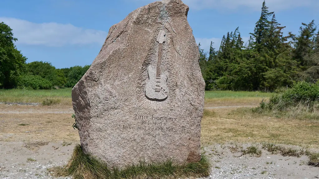 Am-Fluegger-Strand-auf-Fehmarn-erinnert-ein-Gedenkstein-an-den-Gitarristen-Jimi-Hendrix-der-hier-am-6-September-1970-sein-letztes-Open-Air-Konzert-gab-Zwoelf-Tage-spaeter-starb-er-in-London