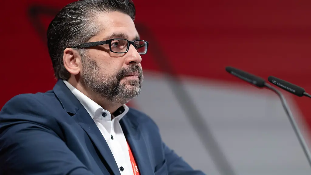 Bremens-SPD-Fraktionschef-Mustafa-Guengoer-spricht-sich-fuer-eine-Machbarkeitsstudie-fuer-eine-Seilbahn-aus