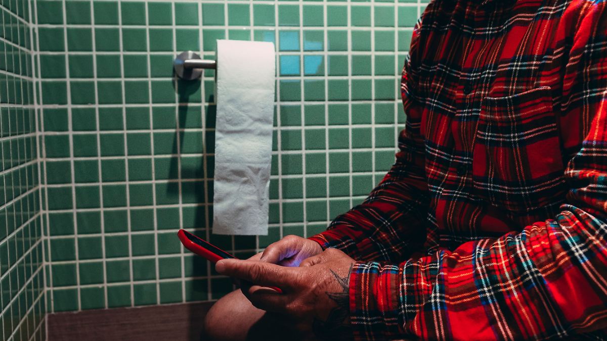 Lange Sitzungen haben Folgen: Mit dem Smartphone aufs Klo? Bloß nicht!