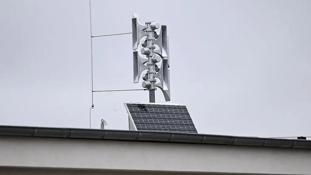 Am-11-September-laufen-Sirenen-mit-einem-lauten-an-und-abschwellender-Ton-eine-Minute-lang