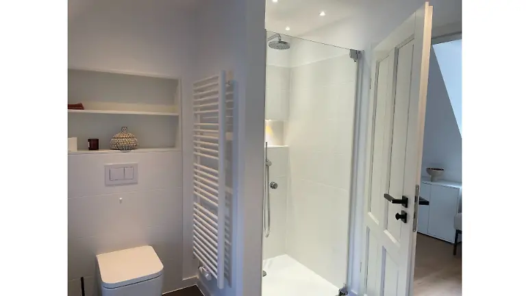 Eine-Regendusche-mit-speziellem-Lichtkonzept-gibt-es-im-Obergeschoss-der-Villa