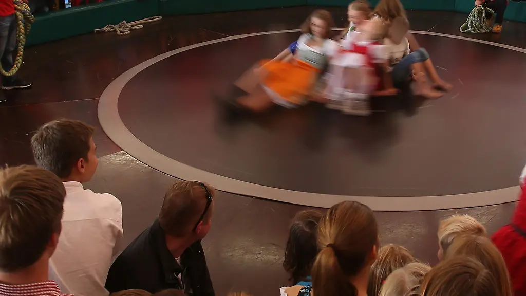 Viele-Leute-haben-Freude-am-Teufelsrad-Archivbild