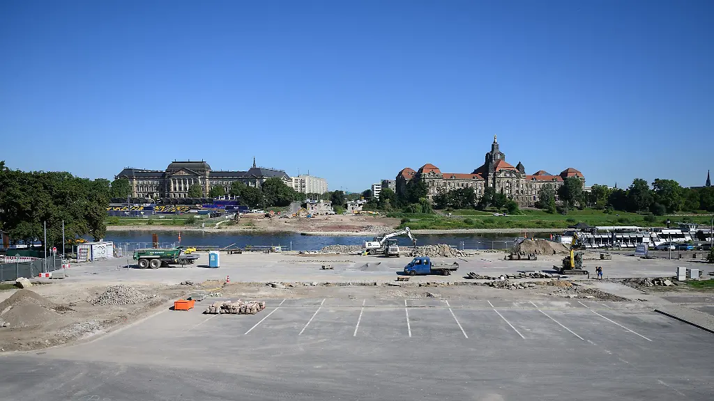 Nach-dem-Abbruch-der-Carolabruecke-laufen-auf-beiden-Seiten-der-Elbe-noch-Restarbeiten