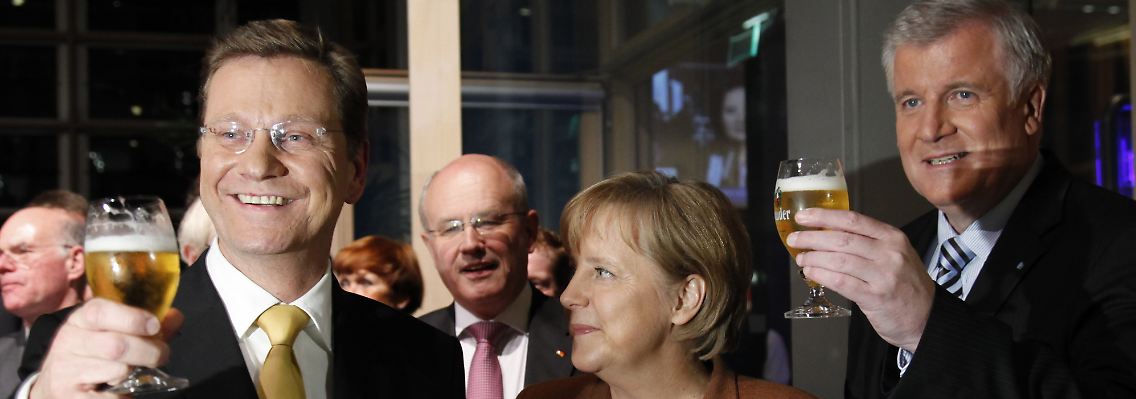 FDP-Chef Guido Westerwelle, Bundeskanzlerin Angela Merkel und CSU-Chef Horst Seehofer stoßen am 26. Oktober 2009 auf die Unterzeichnung des Koalitionsvertrags an.