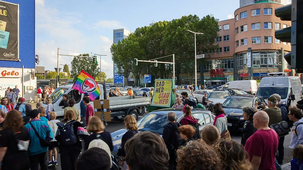 Die-Demonstranten-klagen-ueber-das-Verkehrschaos-nach-Oeffnung-eines-neuen-A100-Bauabschnitts