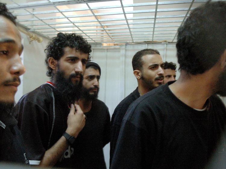 Mutmaßliche jemenitische Al-Kaida-Kämpfer vor Gericht in Sanaa.