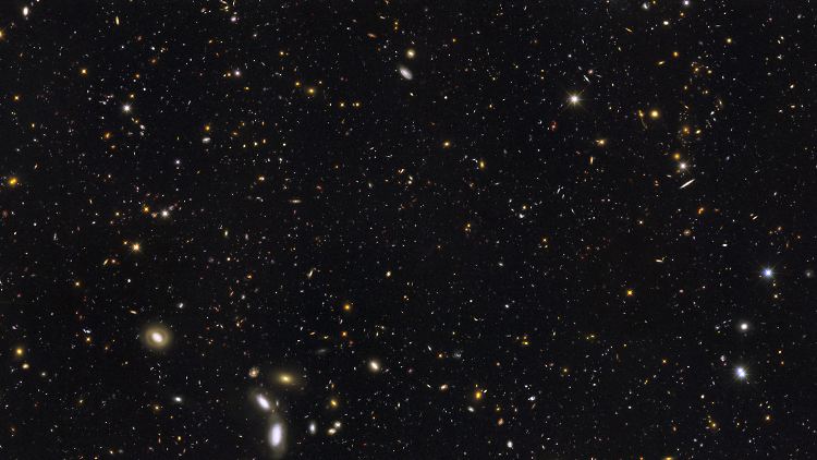 Je weiter die abgebildeten Galaxien entfernt sind, desto früher haben sie existiert.