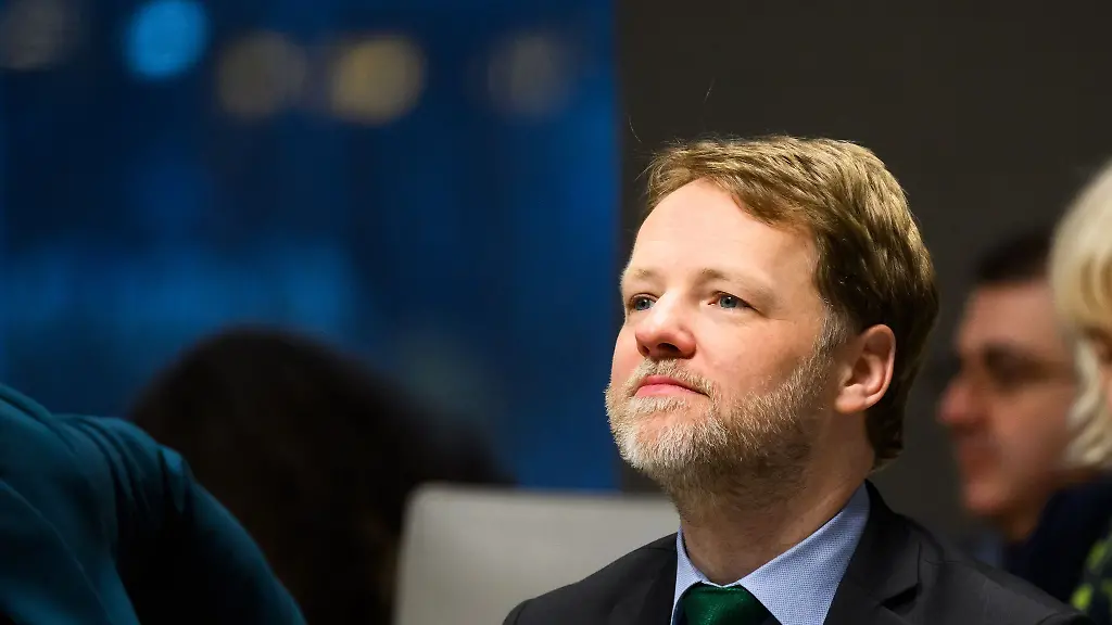 Minister-Heere-greift-in-die-Steuerdebatte-ein-und-warnt-vor-ueberzogenen-Erwartungen-beim-Buergergeld