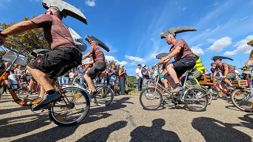 Die-Besten-erreichen-Klapprad-Bergrennen-das-Ziel-nach-etwa-20-Minuten