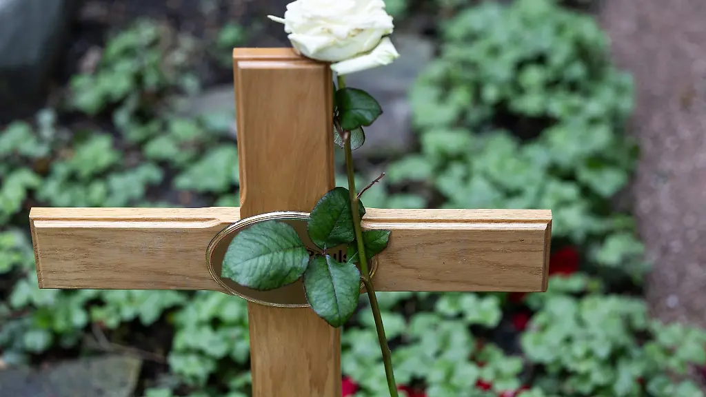 Die-Trauer-um-einen-Verstorbenen-bedeutet-fuer-Menschen-eine-emotionale-Ausnahmesituation-Das-macht-sie-anfaellig-fuer-Betrugsversuche-Archivfoto