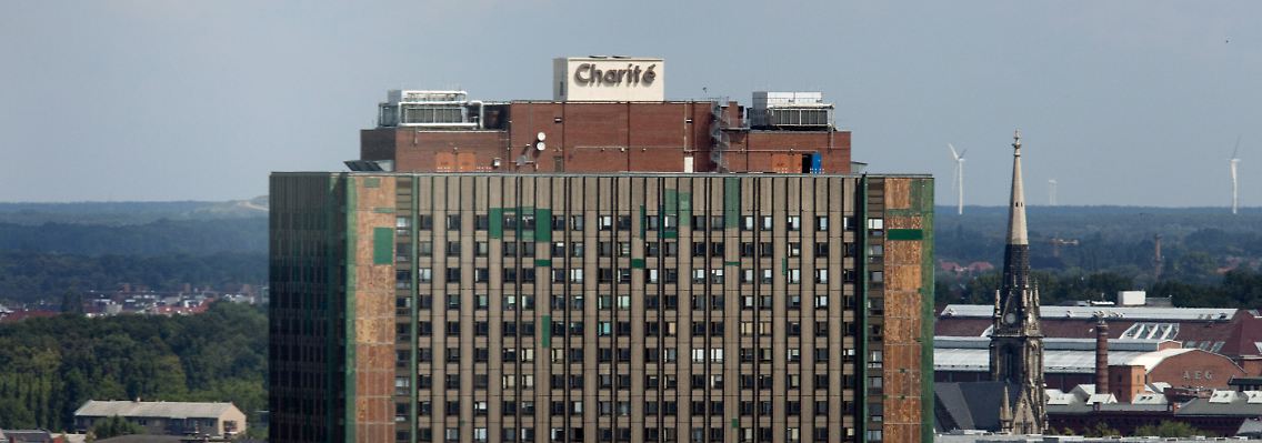 Das Bettenhochhaus ist heute das Wahrzeichen der bekannten Berliner Klinik. Vor 300 Jahren bestand die Charité aus einem zweigeschossigen Fachwerkhaus.