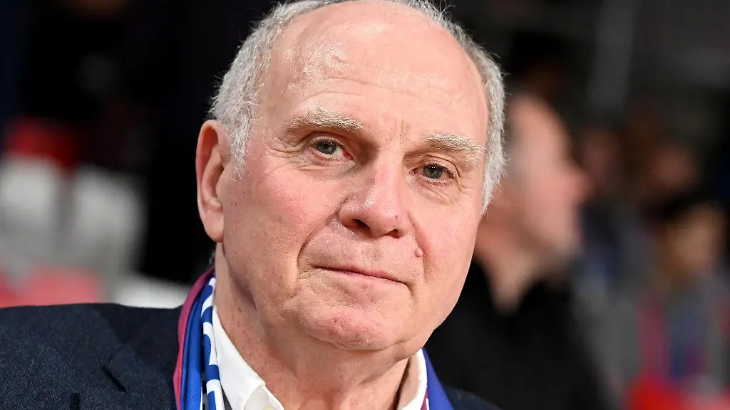 Uli-Hoeness-bezieht-im-Doppelpass-Stellung