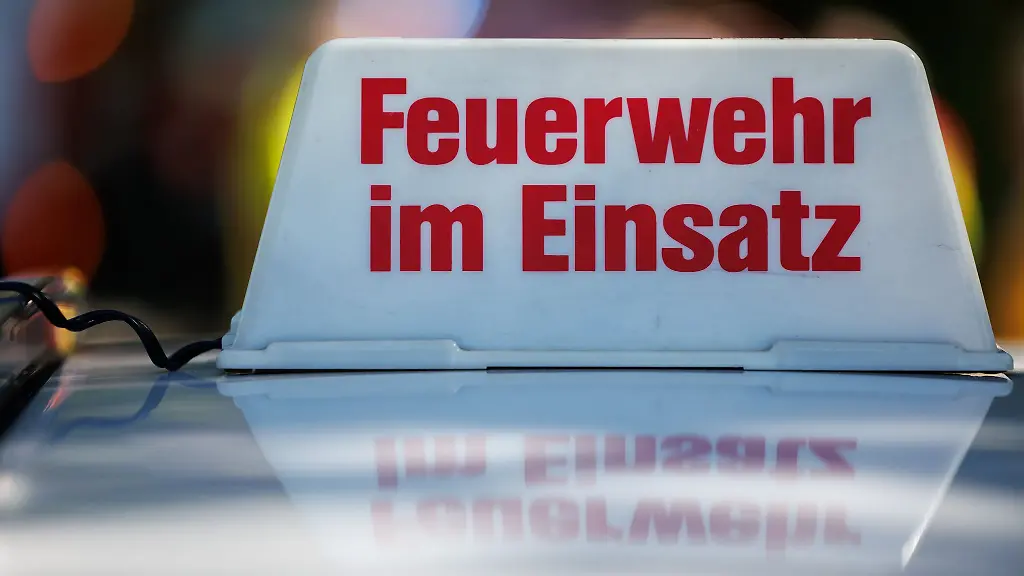 Ein-Auto-und-zwei-Haeuser-standen-im-Unstrut-Hainich-Keis-in-Flammen