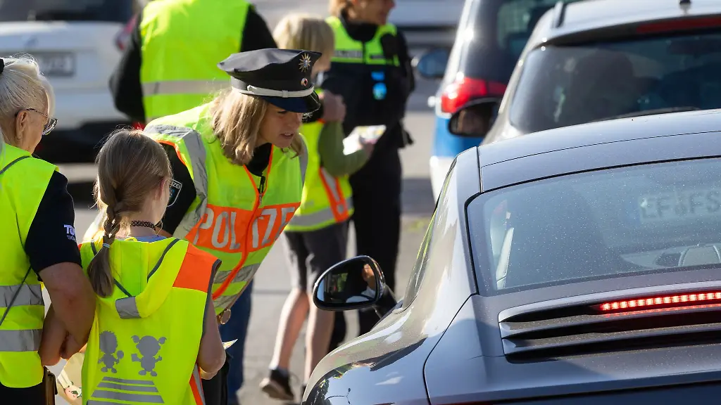 In-Sachsen-hat-die-Polizei-zum-Schulstart-flaechendeckend-vor-Grundschulen-Kitas-und-auf-Schulwegen-kontrolliert