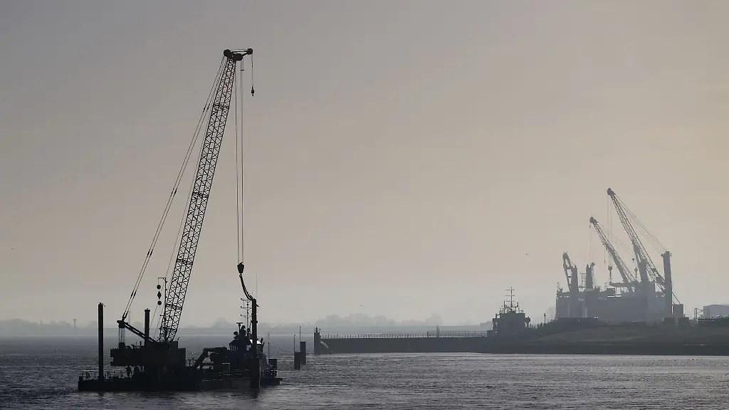 Durch-Rammschlaege-auch-an-Sonntagen-sollen-im-Hafen-von-Cuxhaven-neue-Terminalflaechen-entstehen