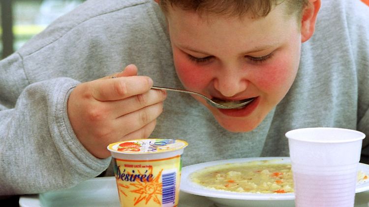 Zusätzlich zu körperlicher Bewegung und Ernährungserziehung soll die Waage die Gewichtsabnahme unterstützen.