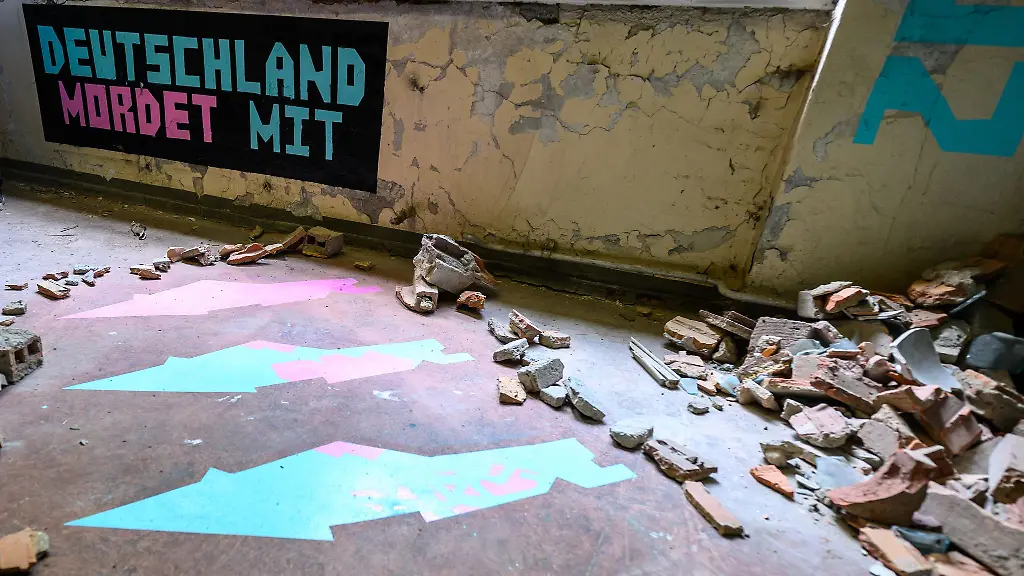 Deutschland-mordet-mit-steht-in-einer-Arbeit-von-Luke-Carter-auf-dem-Streetart-Festival-Ibug-in-Chemnitz-Das-Ibug-Festival-hat-in-diesem-Jahr-laut-Veranstaltern-einen-neuen-Besucherrekord-erreicht