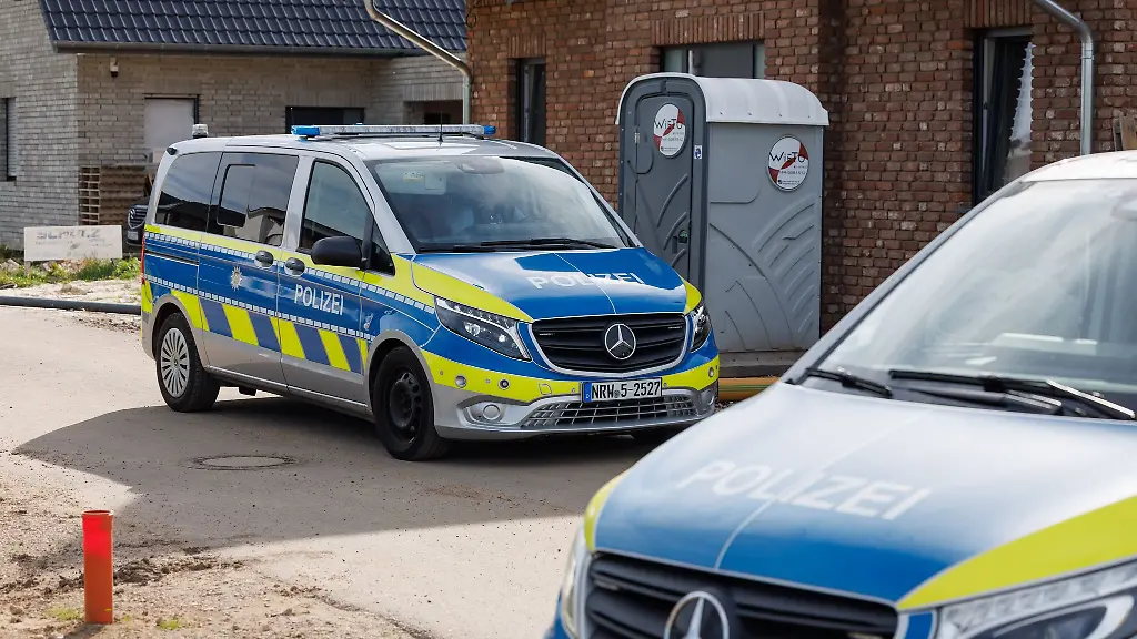 Nach-Schuessen-auf-ein-Wohnhaus-hat-die-Polizei-in-Luebbecke-bei-Bielefeld-einen-Verdaechtigen-festgenommen