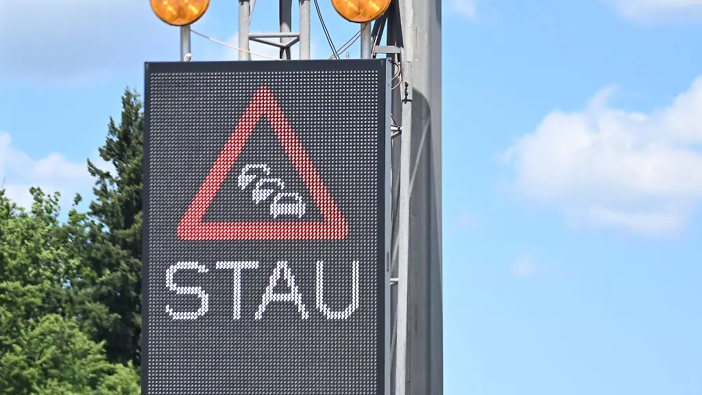 Der-Verkehr-staute-sich-nach-dem-Unfall-auf-ueber-30-Kilometern