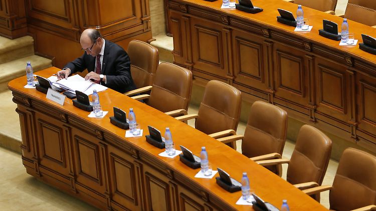 Basescu muss sein Amt sofort ruhen lassen.