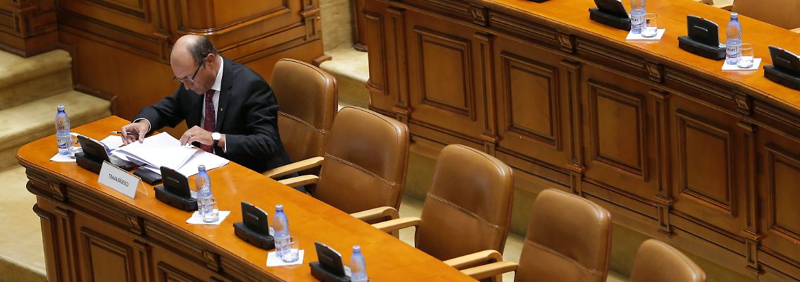 Basescu muss sein Amt sofort ruhen lassen.