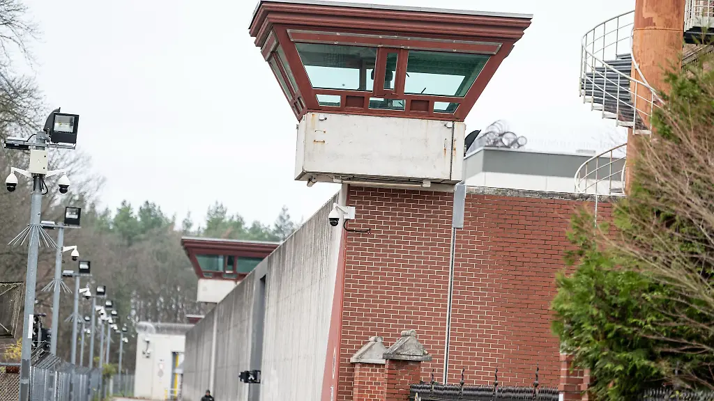 Ein-Wachturm-an-der-Wand-der-Justizvollzugsanstalt-Tegel