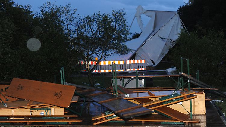 Unwetter brachten ein Festzelt in Bayern zum Einsturz. Obwohl es schon geräumt war, wurden vier Menschen verletzt.