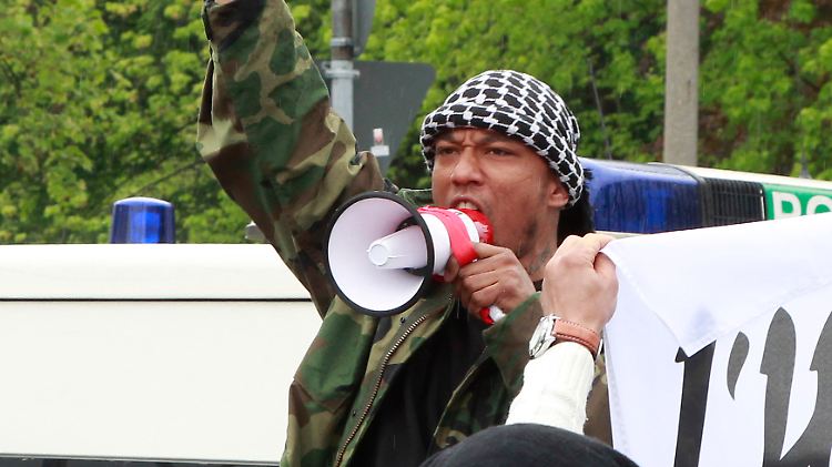 Denis C. in Bonn während einer Kundgebung gegen eine Wahlkampfaktion der rechtsextremen Partei Pro NRW im Mai.