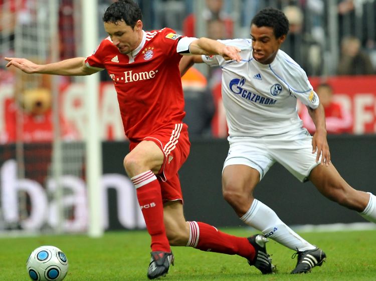 Schalker Nachwuchs: Joel Matip, rechts, hier gegen den Münchner Mark van Bommel.