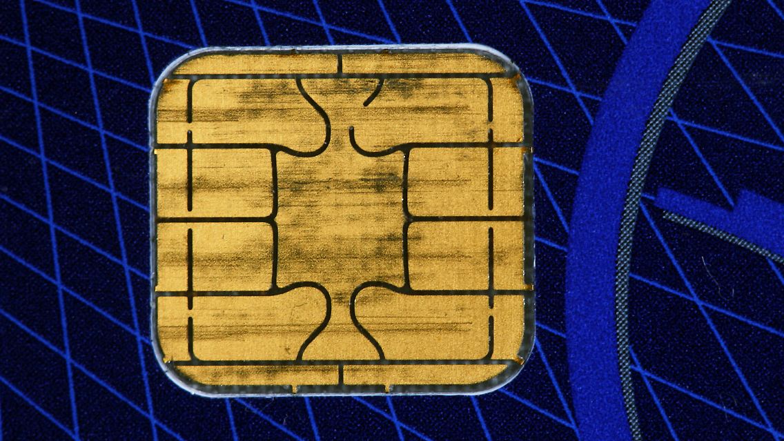 Speicherchip auf einer Kreditkarte: Millionen Bankkunden haben weiter Ärger mit ihren EC-und Kreditkarten. Wegen eines Softwarefehlers kann es noch in den nächsten Tagen Probleme geben.