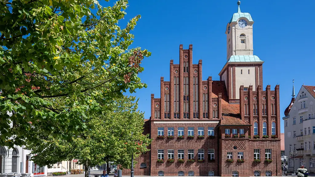 Mehrere-tausend-Menschen-wollen-mit-Petitionen-an-den-Brandenburger-Landtag-eine-Schliessung-des-Krankenhauses-Wittstock-Dosse-verhindern-Archivbild