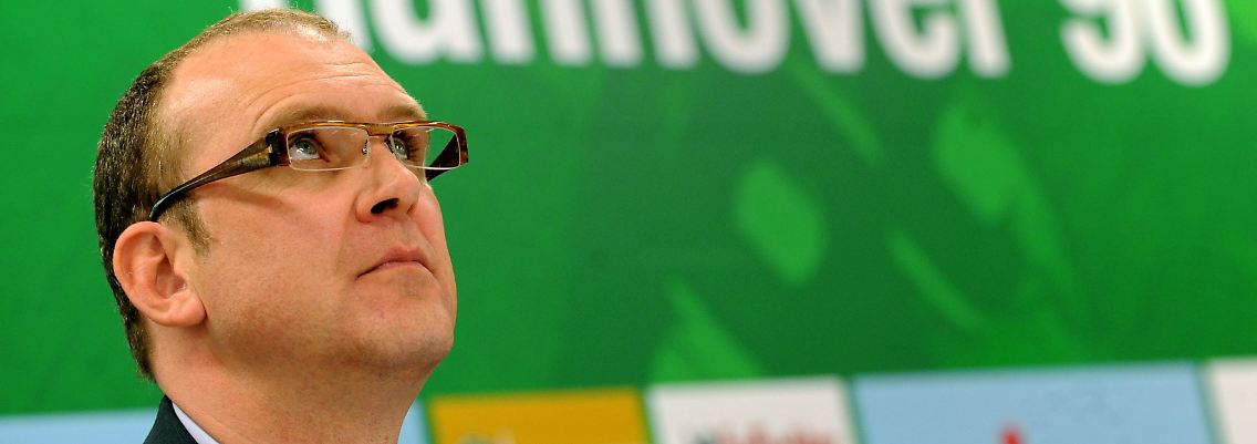 Mannmannmann: Jörg Schmadtke ist entsetzt.