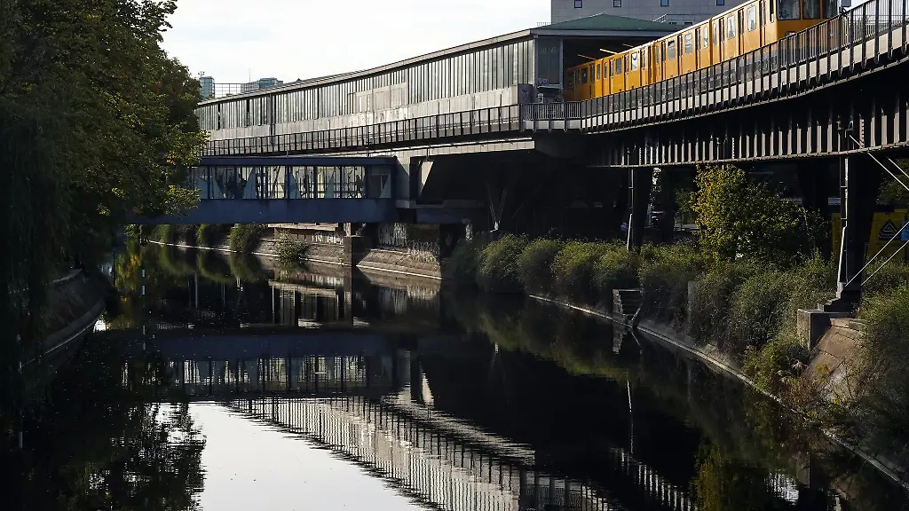 Wie-die-gerettete-Person-in-den-Kanal-gelangte-war-noch-unklar