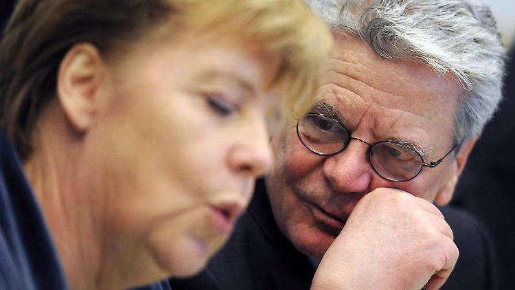 Gauck hat Achtung vor Merkel, er will aber auch, dass sie die Bürger über die Risiken und Vorteile der Euro-Rettung genau informiert.