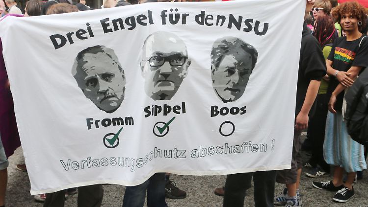 Nach den Pannen bei den Ermittlungen zu den Rechtsterroristen massiv in der Kritik: die Verantwortlichen des Verfassungsschutzes.