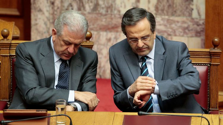 Für Griechenlands Premier Samaras (r., mit Außenminister Avramopoulos) läuft die Zeit - mal wieder.