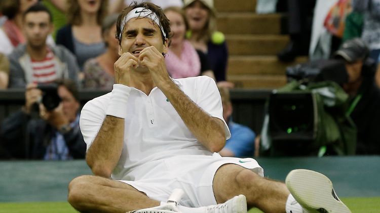 Roger Federer bricht nach seinem siebten Wimbledon-Sieg weinend zusammen.