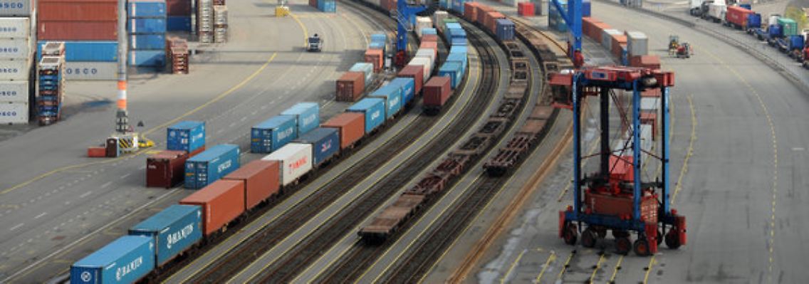 Containerumschlag im Hamburger Hafen.
