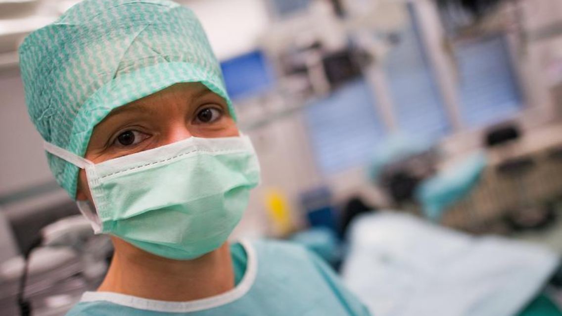 Krankenschwestern oder Pflegekräfte arbeiten regelmäßig, wenn andere schlafen. 