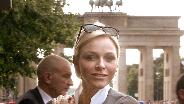 Charlène vor Brandenburger Tor. 