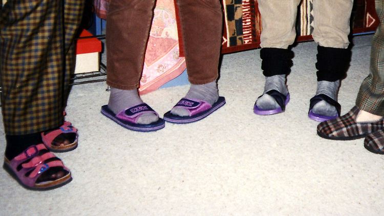 Auch wenn es ersatzweise schöne Hausschuhe gibt, darf der Gerichtsvollzieher seine Straßenschuhe anlassen.