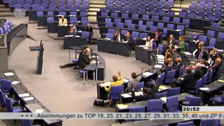 Der Screenshot eines vom Bundestag zur Verfügung gestellten Videos zeigt die Abstimmung bei der 187. Sitzung am 28.6.2012 über den Tagesordnungspunkt 21 zur Fortentwicklung des Meldewesens. Die fand während des EM-Halbfinales Deutschland gegen Italien statt.