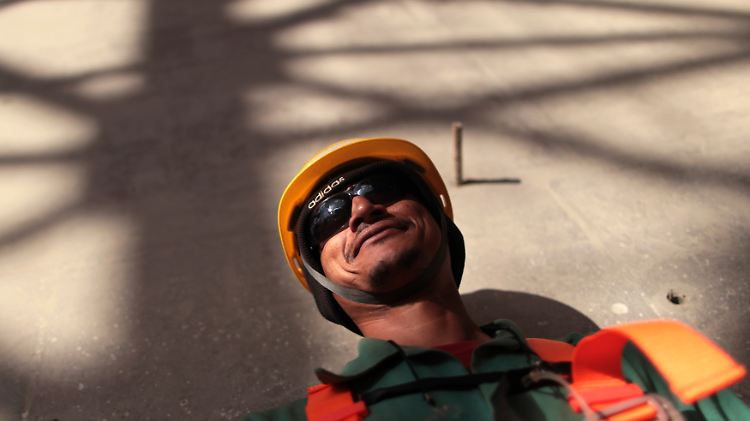 Arbeiter in Brasilia: Der südamerikanische Wirtschaftsmotor stottert.