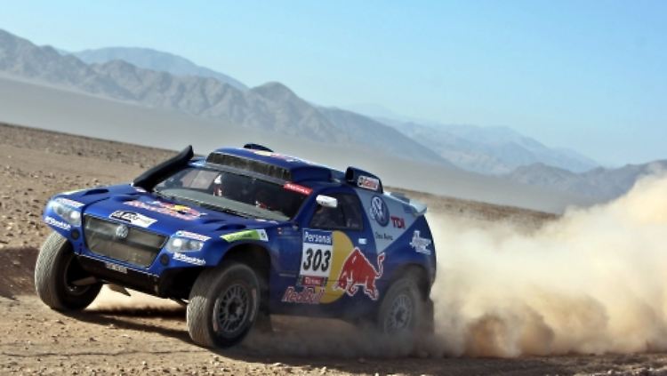 Carlos Sainz Im VW Touareg übernimmt die Führung.