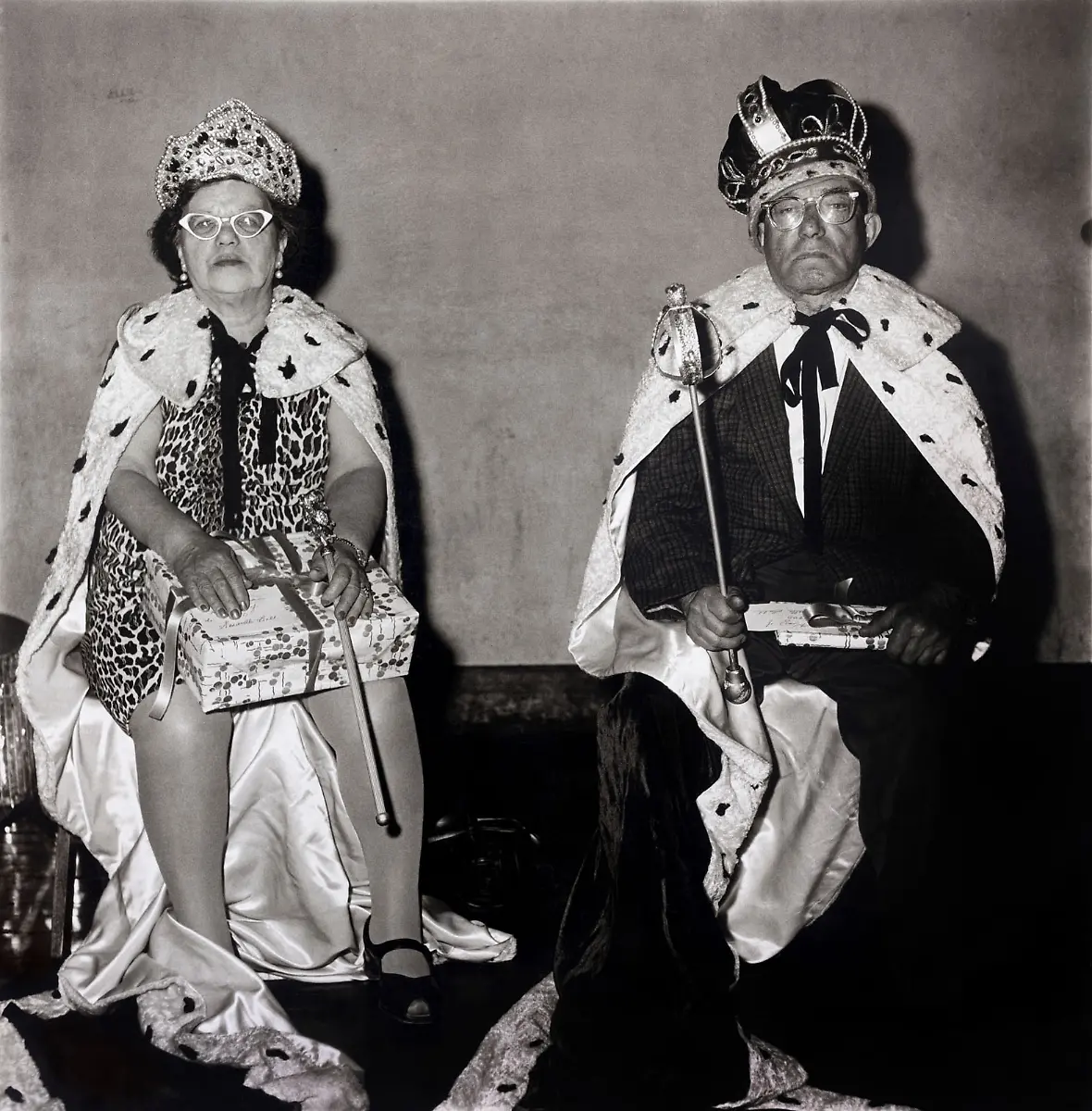 11-Diane-Arbus-The-King-and-the-Queen-of-a-Senior-Citizen-Dance-NYC-1970-courtesy-Collection-FOTOGRAFIS-Bank-Austria-Kunstforum-Wien