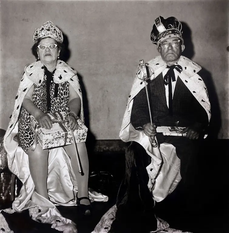 11-Diane-Arbus-The-King-and-the-Queen-of-a-Senior-Citizen-Dance-NYC-1970-courtesy-Collection-FOTOGRAFIS-Bank-Austria-Kunstforum-Wien